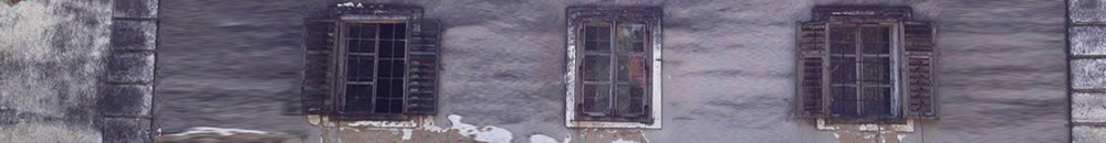 schwarze Fassade von einem vollständig ausgebrannten Haus
